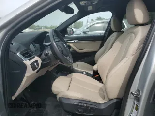 2018 BMW X1 sDrive28i z VIN WBXHU7C32J3H44095, wystawiony jako Copart lot #53780865 z przebiegiem Nie podano mil oraz Szkody całkowita. Historia ofert i sprzedaży dostępna na DreamBid. Obrazek 7.