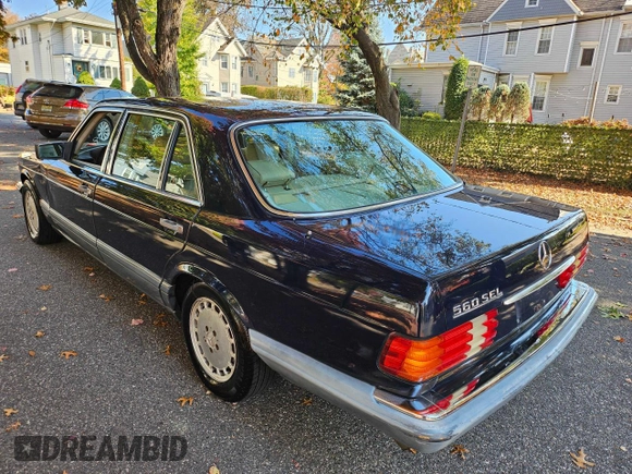 1988 Mercedes-Benz 560 with VIN WDBCA39D0JA410101, listed as a Copart auction lot 78961194 with 247,459 mi miles and Clean Title. Bid and sale history available at DreamBid. Image 3.