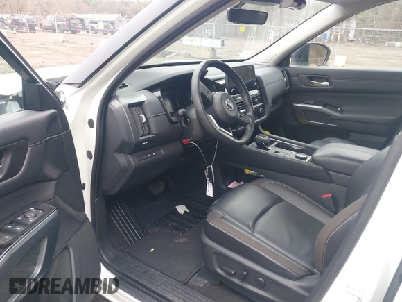 2023 Nissan Pathfinder SL z VIN 5N1DR3CD3PC277947, wystawiony jako IAAI lot #41766056 z przebiegiem 17 809 mil mil oraz . Historia ofert i sprzedaży dostępna na DreamBid. Obrazek 5.