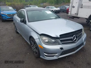 2013 Mercedes-Benz C 250 z VIN WDDGJ4HB1DG058064, wystawiony jako IAAI lot #42519803 z przebiegiem 159 243 mil mil oraz . Historia ofert i sprzedaży dostępna na DreamBid. Obrazek 1.