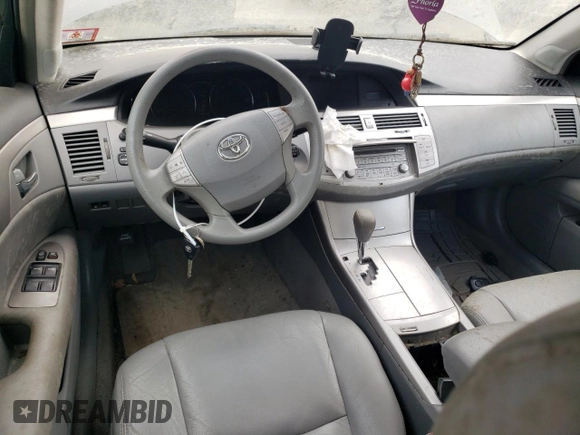 2008 Toyota Avalon XL z VIN 4T1BK36B28U313290, wystawiony jako Copart lot #59974055 z przebiegiem 194 238 mil mil oraz Czysty tytuł • Clean title. Historia ofert i sprzedaży dostępna na DreamBid. Obrazek 8.