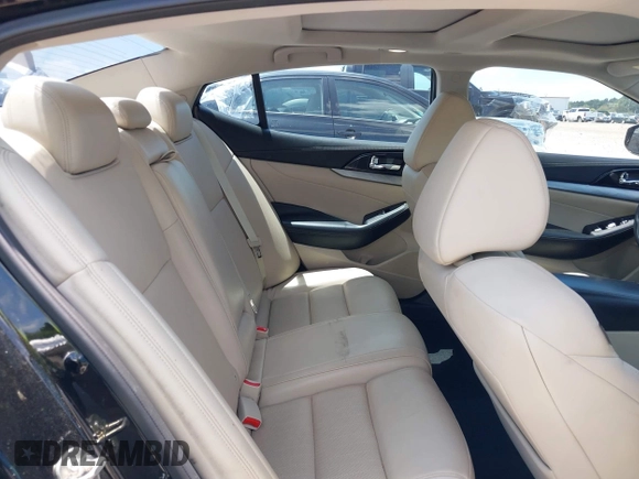 2016 Nissan Maxima Platinum with VIN 1N4AA6AP1GC901425, listed as a IAAI auction lot 42526689 with 118,804 mi miles and . Bid and sale history available at DreamBid. Image 8.