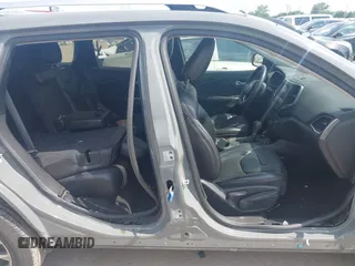 2020 Jeep Cherokee Latitude Plus z VIN 1C4PJMLBXLD568074, wystawiony jako IAAI lot #42164034 z przebiegiem 75 448 mil mil oraz . Historia ofert i sprzedaży dostępna na DreamBid. Obrazek 14.