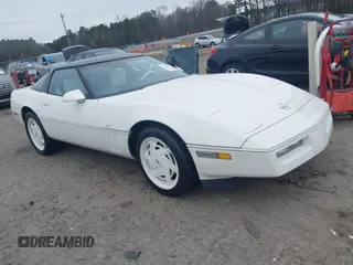 1988 Chevrolet Corvette with VIN 1G1YY218XJ5117657, listed as a IAAI auction lot 41383997 with 33,172 mi miles. Bid and sale history available at carsss.com. Image 1.