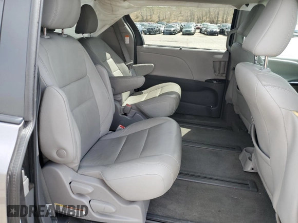 2018 Toyota Sienna XLE z VIN 5TDDZ3DC7JS193517, wystawiony jako Copart lot #53565945 z przebiegiem 111 498 mil mil oraz Szkoda całkowita • Salvage title. Historia ofert i sprzedaży dostępna na DreamBid. Obrazek 11.