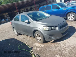 2015 Chevrolet Sonic LT z VIN 1G1JC5SH9F4198776, wystawiony jako IAAI lot #42223954 z przebiegiem 117 219 mil mil oraz . Historia ofert i sprzedaży dostępna na DreamBid. Obrazek 1.