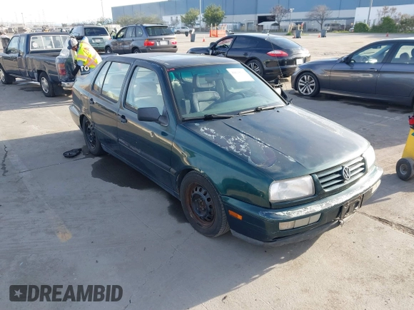 1998 Volkswagen Jetta z VIN 3VWRF61H5WM228558, wystawiony jako IAAI lot #41614111 z przebiegiem 198 205 mil mil oraz . Historia ofert i sprzedaży dostępna na DreamBid. Obrazek 1.