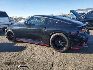 2024 Nissan Z Nismo z VIN JN1BZ4CH9RM361100, wystawiony jako Copart lot #80891074 z przebiegiem 3394 mil mil oraz Szkody całkowita. Historia ofert i sprzedaży dostępna na DreamBid. Obrazek 2.