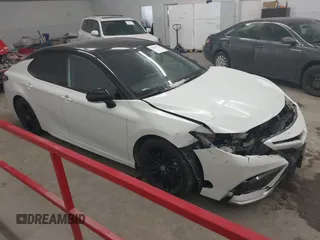 2022 Toyota Camry XSE z VIN 4T1K61BK6NU057181, wystawiony jako IAAI lot #41628775 z przebiegiem 57 880 mil mil oraz . Historia ofert i sprzedaży dostępna na DreamBid. Obrazek 1.