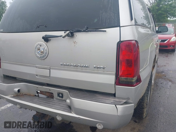 2005 Cadillac Escalade ESV z VIN 3GYFK66NX5G147854, wystawiony jako IAAI lot #42375952 z przebiegiem Nie podano mil oraz . Historia ofert i sprzedaży dostępna na DreamBid. Obrazek 13.
