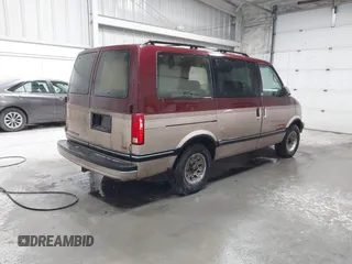 1992 Chevrolet Astro with VIN 1GNEL19W9NB204762, listed as a IAAI auction lot 41978439 with 107,613 mi miles. Bid and sale history available at carsss.com. Image 4.
