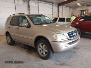 2005 Mercedes-Benz M 500 z VIN 4JGAB75E05A525942, wystawiony jako IAAI lot #42012823 z przebiegiem 176 682 mil mil oraz . Historia ofert i sprzedaży dostępna na DreamBid. Obrazek 1.