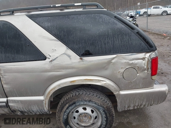 2000 Chevrolet Blazer LS z VIN 1GNCT18W7YK252323, wystawiony jako IAAI lot #41842766 z przebiegiem 149 462 mil mil oraz . Historia ofert i sprzedaży dostępna na DreamBid. Obrazek 6.