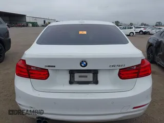 2015 BMW 3 Series 328i xDrive z VIN WBA3B3G56FNT19275, wystawiony jako IAAI lot #42455029 z przebiegiem Nie podano mil oraz . Historia ofert i sprzedaży dostępna na DreamBid. Obrazek 16.