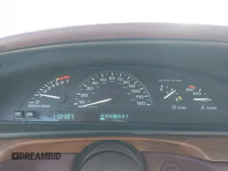 1995 Oldsmobile 88 z VIN 1G3HY52K1SH331973, wystawiony jako IAAI lot #41795311 z przebiegiem 110 407 mil mil oraz . Historia ofert i sprzedaży dostępna na DreamBid. Obrazek 7.