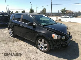2012 Chevrolet Sonic LTZ z VIN 1G1JE6SHXC4141966, wystawiony jako IAAI lot #38393299 z przebiegiem 159 543 mil mil oraz . Historia ofert i sprzedaży dostępna na DreamBid. Obrazek 1.