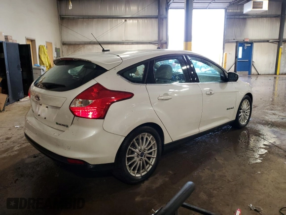 2014 Ford Focus Electric z VIN 1FADP3R45EL344648, wystawiony jako Copart lot #57118335 z przebiegiem 60 347 mil mil oraz Szkoda całkowita • Salvage title. Historia ofert i sprzedaży dostępna na DreamBid. Obrazek 3.