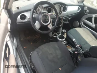 2006 MINI Hardtop z VIN WMWRC33546TK65323, wystawiony jako Copart lot #58930785 z przebiegiem 173 105 mil mil oraz Szkoda całkowita • Salvage title. Historia ofert i sprzedaży dostępna na DreamBid. Obrazek 8.