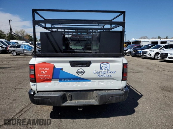 2024 Nissan Frontier S z VIN 1N6ED1CLXRN655690, wystawiony jako Copart lot #89017835 z przebiegiem 2 061 mil mil oraz Szkoda całkowita • Salvage title. Historia ofert i sprzedaży dostępna na DreamBid. Obrazek 6.