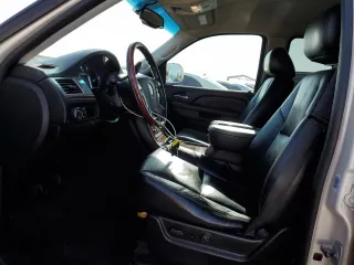 2010 Cadillac Escalade z VIN 1GYUKAEF3AR102057, wystawiony jako Copart lot #55177505 z przebiegiem 168 435 mil mil oraz Tytuł czysty. Historia ofert i sprzedaży dostępna na DreamBid. Obrazek 7.