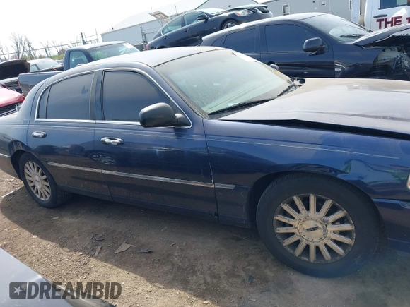 2003 Lincoln Town Car Executive z VIN 1LNHM81W43Y632820, wystawiony jako IAAI lot #42048881 z przebiegiem 137 738 mil mil oraz . Historia ofert i sprzedaży dostępna na DreamBid. Obrazek 13.