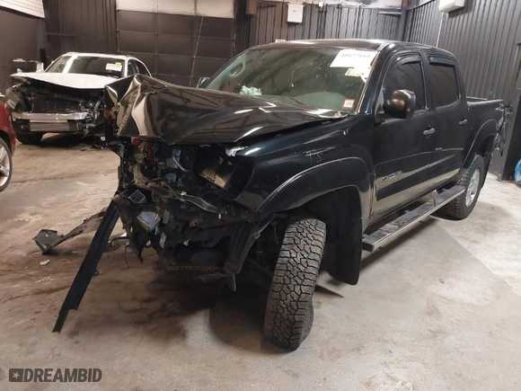 2015 Toyota Tacoma with VIN 3TMLU4ENXFM184303, listed as a IAAI auction lot 38677049 with 85,889 mi miles. Bid and sale history available at carsss.com. Image 2.
