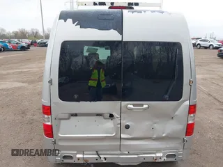2010 Ford Transit Connect XLT z VIN NM0KS9BN0AT020410, wystawiony jako IAAI lot #41962010 z przebiegiem 253 627 mil mil oraz . Historia ofert i sprzedaży dostępna na DreamBid. Obrazek 12.