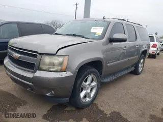 2008 Chevrolet Suburban LTZ with VIN 1GNFC16008J226762, listed as a IAAI auction lot 41573727 with 208,804 mi miles. Bid and sale history available at carsss.com. Image 2.