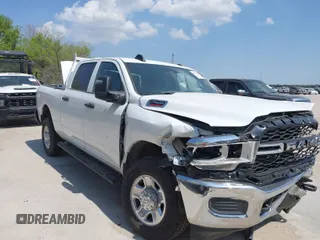 2023 Ram 2500 Tradesman z VIN 3C6UR5CJ1PG548532, wystawiony jako IAAI lot #41793394 z przebiegiem 64 229 mil mil oraz . Historia ofert i sprzedaży dostępna na DreamBid. Obrazek 1.