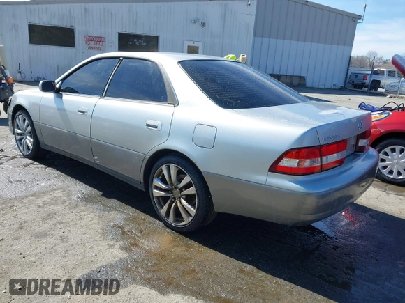 2001 Lexus ES 300 with VIN JT8BF28GX15106964, listed as a IAAI auction lot 41839927 with 148,174 mi miles. Bid and sale history available at carsss.com. Image 3.