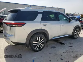 2023 Nissan Pathfinder Platinum z VIN 5N1DR3DH9PC208004, wystawiony jako Copart lot #56542225 z przebiegiem 31 444 mil mil oraz Szkoda całkowita • Salvage title. Historia ofert i sprzedaży dostępna na DreamBid. Obrazek 3.