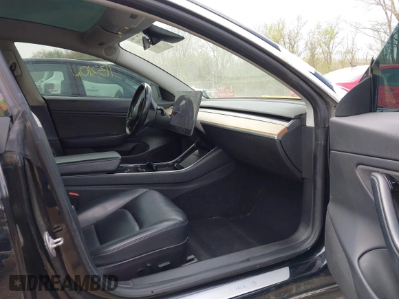2018 Tesla Model 3 Long Range Battery z VIN 5YJ3E1EA7JF035546, wystawiony jako IAAI lot #42064239 z przebiegiem 113 210 mil mil oraz . Historia ofert i sprzedaży dostępna na DreamBid. Obrazek 5.