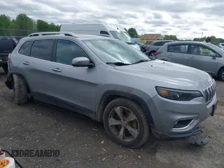 2019 Jeep Cherokee Limited z VIN 1C4PJMDXXKD451183, wystawiony jako IAAI lot #42285516 z przebiegiem 83 789 mil mil oraz . Historia ofert i sprzedaży dostępna na DreamBid. Obrazek 1.