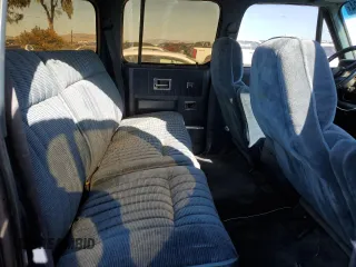 1991 GMC Suburban z VIN 1GKEV16K9MF510909, wystawiony jako Copart lot #81326004 z przebiegiem 216 778 mil mil oraz Tytuł czysty. Historia ofert i sprzedaży dostępna na DreamBid. Obrazek 11.