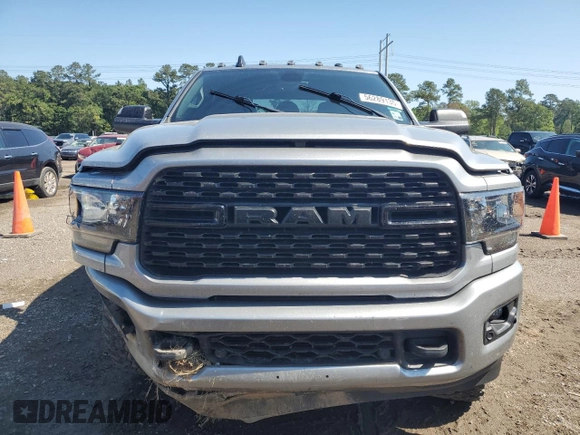 2022 Ram 2500 Big Horn z VIN 3C6UR5MLXNG149714, wystawiony jako Copart lot #56289135 z przebiegiem 110 812 mil mil oraz Szkoda całkowita • Salvage title. Historia ofert i sprzedaży dostępna na DreamBid. Obrazek 5.