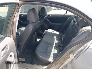 2014 Volkswagen Jetta SE z VIN 3VWD17AJ8EM286230, wystawiony jako IAAI lot #42735736 z przebiegiem 181 617 mil mil oraz . Historia ofert i sprzedaży dostępna na DreamBid. Obrazek 8.