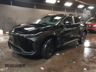 2024 Toyota bZ4X XLE z VIN JTMAAAAA3RA043494, wystawiony jako IAAI lot #41509723 z przebiegiem 5 279 mil mil oraz . Historia ofert i sprzedaży dostępna na DreamBid. Obrazek 2.