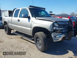 2000 Chevrolet Silverado 2500 LT with VIN 1GCGK29U1YE263011, listed as a IAAI auction lot 41634632 with 179,346 mi miles. Bid and sale history available at carsss.com. Image 1.