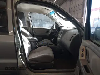 2005 Ford Escape XLT with VIN 1FMYU93165KA74210, listed as a IAAI auction lot 41388896 with 209,807 mi miles. Bid and sale history available at carsss.com. Image 5.
