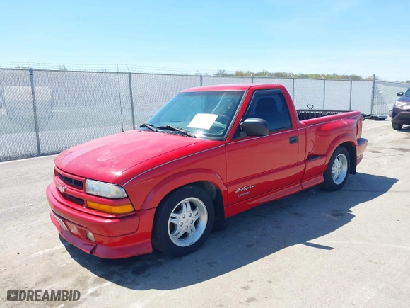2000 Chevrolet S-10 LS with VIN 1GCCS1449Y8126199, listed as a IAAI auction lot 42052804 with 80,005 mi miles. Bid and sale history available at carsss.com. Image 2.
