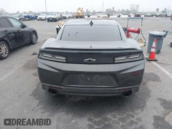 2017 Chevrolet Camaro 1LT z VIN 1G1FB1RX5H0216019, wystawiony jako IAAI lot #41881997 z przebiegiem 84 505 mil mil oraz . Historia ofert i sprzedaży dostępna na DreamBid. Obrazek 16.