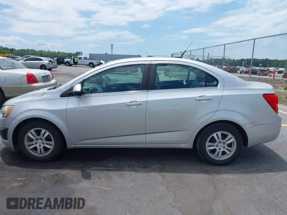 2012 Chevrolet Sonic LT z VIN 1G1JC5SH4C4107831, wystawiony jako IAAI lot #42344605 z przebiegiem 110 790 mil mil oraz . Historia ofert i sprzedaży dostępna na DreamBid. Obrazek 14.
