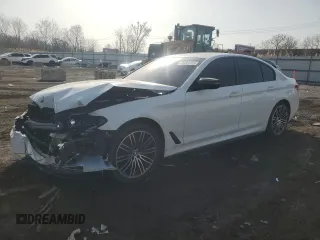 2019 BMW 5 Series 540i xDrive z VIN WBAJE7C54KWD55176, wystawiony jako Copart lot #49493715 z przebiegiem 74 178 mil mil oraz Szkoda całkowita • Salvage title. Historia ofert i sprzedaży dostępna na DreamBid. Obrazek 1.