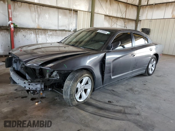 2013 Dodge Charger SE z VIN 2C3CDXBG4DH735185, wystawiony jako Copart lot #56763685 z przebiegiem 119 640 mil mil oraz Szkody całkowita. Historia ofert i sprzedaży dostępna na DreamBid. Obrazek 1.
