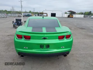2011 Chevrolet Camaro 2LT z VIN 2G1FC1ED2B9142614, wystawiony jako IAAI lot #42043372 z przebiegiem 143 094 mil mil oraz . Historia ofert i sprzedaży dostępna na DreamBid. Obrazek 16.
