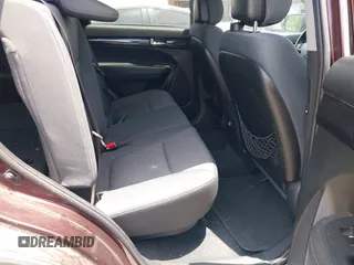 2012 Kia Sorento LX z VIN 5XYKT4A69CG257313, wystawiony jako IAAI lot #42444790 z przebiegiem 125 537 mil mil oraz . Historia ofert i sprzedaży dostępna na DreamBid. Obrazek 8.
