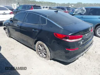 2020 Kia Optima LX z VIN 5XXGT4L32LG421062, wystawiony jako IAAI lot #41879797 z przebiegiem 203 379 mil mil oraz . Historia ofert i sprzedaży dostępna na DreamBid. Obrazek 3.