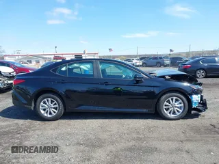2025 Toyota Camry LE z VIN 4T1DAACK5SU581231, wystawiony jako IAAI lot #41934940 z przebiegiem 9887 mil mil oraz . Historia ofert i sprzedaży dostępna na DreamBid. Obrazek 13.