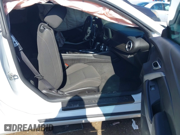 2019 Chevrolet Camaro 1LT z VIN 1G1FB1RX0K0149384, wystawiony jako IAAI lot #42106283 z przebiegiem 61 738 mil mil oraz . Historia ofert i sprzedaży dostępna na DreamBid. Obrazek 5.