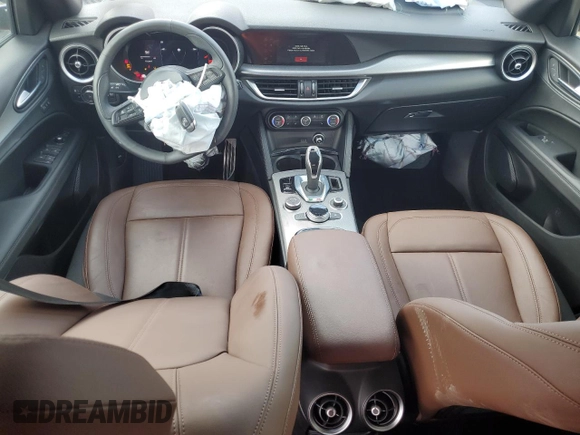 2024 Alfa Romeo Stelvio Ti z VIN ZASPAKBN7R7D70650, wystawiony jako Copart lot #63220614 z przebiegiem 8 078 mil mil oraz Nie do naprawy • Non repairable. Historia ofert i sprzedaży dostępna na DreamBid. Obrazek 8.